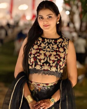 Siddhi Jambhale Instagram - Ye kaali raatain……🖤🪐🌙
.
.
.
.
.
#starfam❤️ #weddingseason #lehenga #glow #beauty #cute #smile #happy #nightlife #traditionalwear #foryou #post #nashik #mumbai #viral #instagood