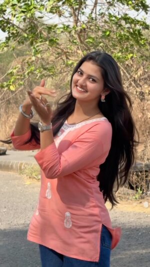Siddhi Jambhale Instagram - हिच्या नखऱ्याचा काय मी करू !!!🤪🤭
#starfam❤️ #reelitfeelit #reelkarofeelkaro #instagood #instareel #trendingreels #reelsviral #foryou #explorepage #goviral