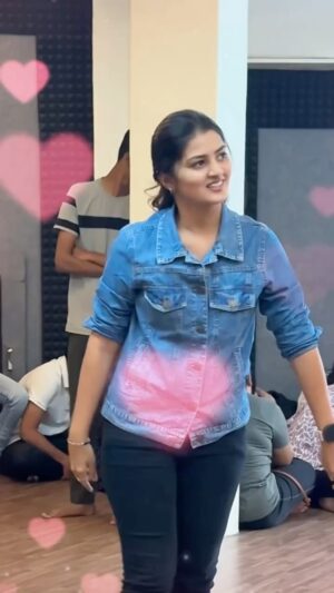 Siddhi Jambhale Instagram - एकटक तुला अस पाहू लागल🫵🏻❤️

[rehearsal,dance,bts,song,shoot,practice,marathisong,ishkachvaar]

#starfam❤️ #rehearsal #dance #shoot #marathisong #trending #reelitfeelit #reelkarofeelkaro #reelinstagram #reelindia #foryou #explore #viral #instagood
