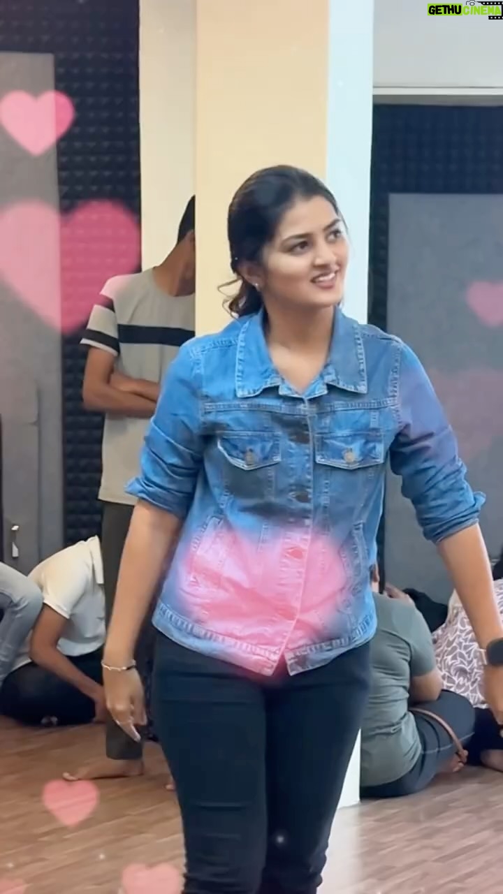 Siddhi Jambhale - 175.3K Likes - एकटक तुला अस पाहू लागल🫵🏻❤️

[rehearsal,dance,bts,song,shoot,practice,marathisong,ishkachvaar]

#starfam❤️ #rehearsal #dance #shoot #marathisong #trending #reelitfeelit #reelkarofeelkaro #reelinstagram #reelindia #foryou #explore #viral #instagood
