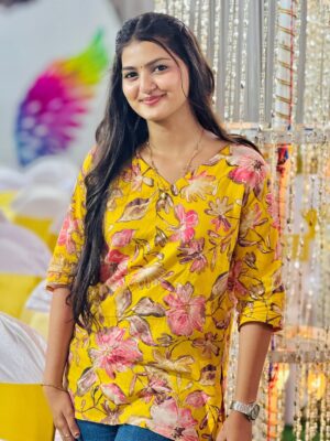 Siddhi Jambhale Instagram - Love’s golden touch💛(Don’t miss the last two photos)😂
#starfam❤️ #haldi #shadi #weddingseason #photooftheday #photography #style #lifestyle #fashion #fashionstyle #love #smile #positivity #vibes #instagood #instagram #mumbai