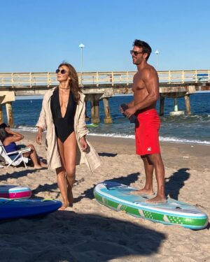 Silvia Navarro Instagram - Acá con un talentoso, guapo, tremendo compañero de juego @soyjoaquinf ¡Encantada de coincidir contigo Che! 🏄‍♂️ 

¿Qué les pareció el capítulo de ayer ? 

#LaSuerteDeLoli 🍀
@telemundo