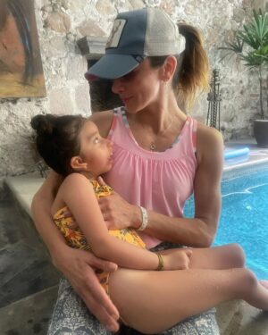 Silvia Navarro Instagram - Algunos ya la conocen, a los que no, les presento a Maya @soymayamiamor ella tiene síndrome de Goldenhar, por esta condición necesita terapias y un montón de cosas ¿qué les parece si siguen su cuenta, conocen un poco más de ella y si les es posible nos ayudan donando? 
De antemano GRACIAS y todo lo que dan les sea devuelto y multiplicado 💟