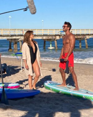 Silvia Navarro Instagram - Acá con un talentoso, guapo, tremendo compañero de juego @soyjoaquinf ¡Encantada de coincidir contigo Che! 🏄‍♂️ 

¿Qué les pareció el capítulo de ayer ? 

#LaSuerteDeLoli 🍀
@telemundo