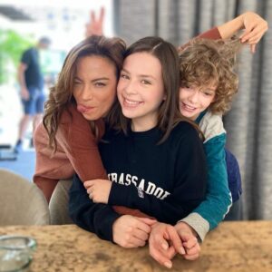 Silvia Navarro Instagram - Pedacitos de amor 🥰 
@dalexaofc @diegoescalonaoficial 

#LaSuerteDeLoli @telemundo