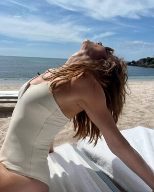 Silvia Navarro Instagram - LA PLAYA 🤍
Y en mis lentes @flaviomedinal my love ♥️