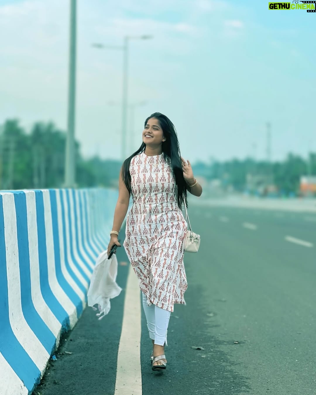 Simla Sikder - 50.3K Likes - My free soul 🤍💕🌸 @yt_shop_srk