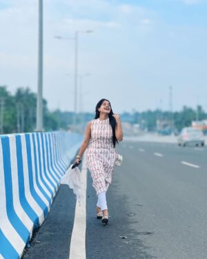 Simla Sikder Instagram - My free soul 🤍💕🌸 @yt_shop_srk