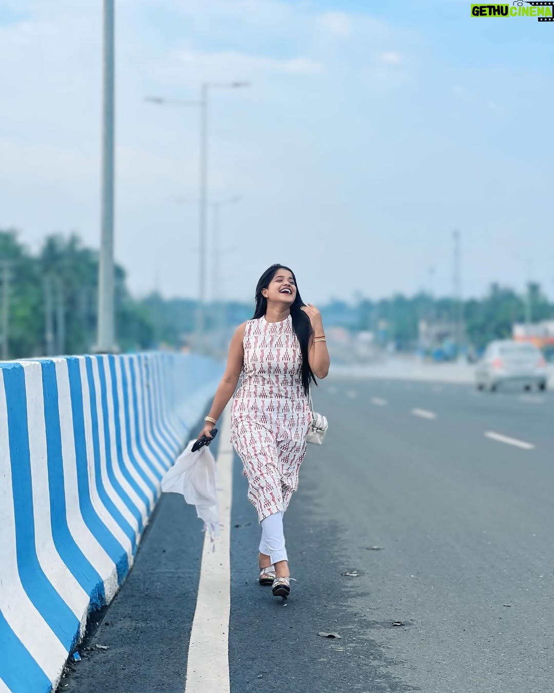 Simla Sikder - 50.3K Likes - My free soul 🤍💕🌸 @yt_shop_srk