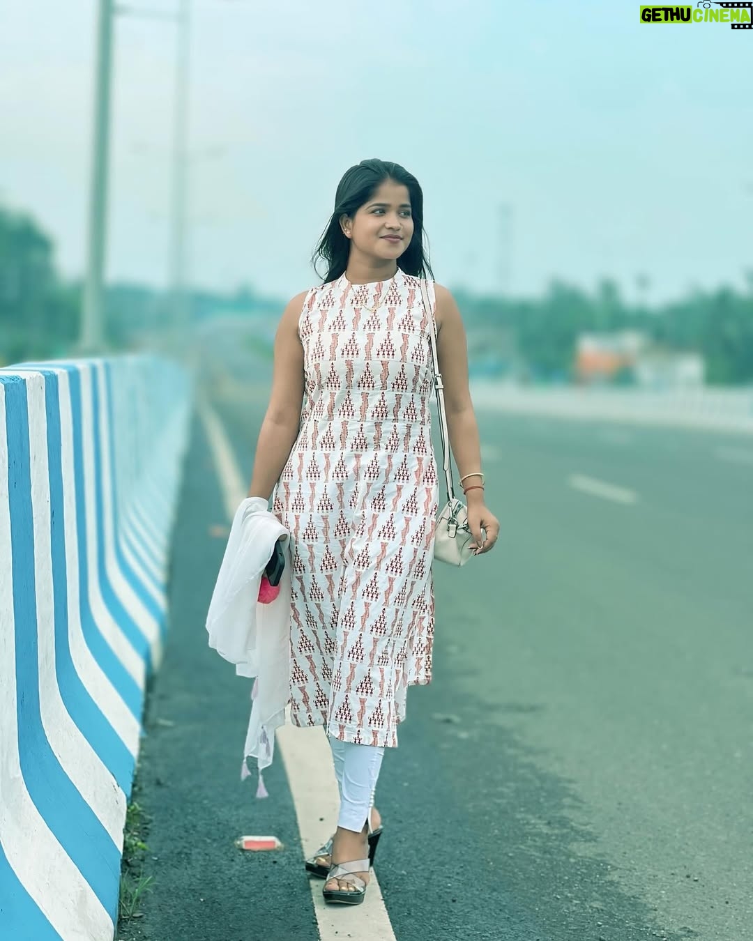 Simla Sikder - 50.3K Likes - My free soul 🤍💕🌸 @yt_shop_srk