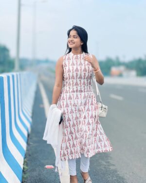 Simla Sikder Instagram - My free soul 🤍💕🌸 @yt_shop_srk