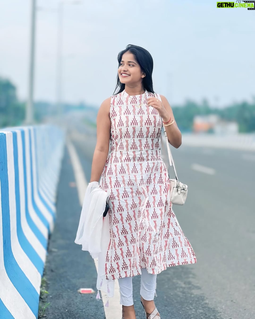 Simla Sikder - 50.3K Likes - My free soul 🤍💕🌸 @yt_shop_srk