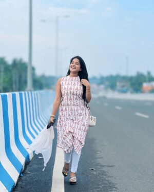 Simla Sikder Instagram - My free soul 🤍💕🌸 @yt_shop_srk