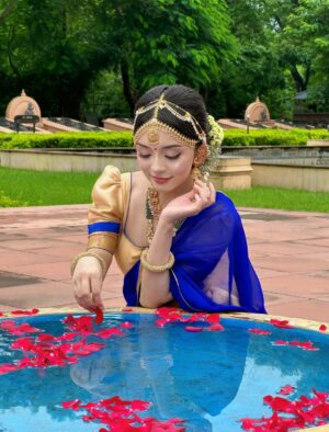 Simpal Kharel Instagram - पूर्णिमा 💙✨🌚 @simpal_kharel