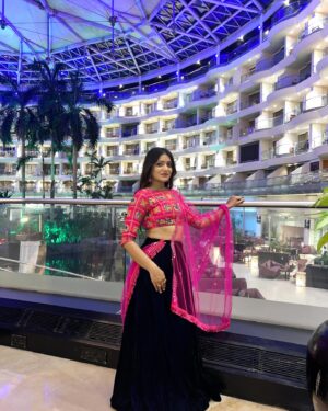Simran D Sharma Instagram - May the divine energy of the 9 goddess empower your life with wisdom prosperity and strength…. 🙏🏻
.
.
.
#navratri #fastival #goddess #outfit #selflove #jaimatadi