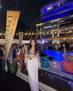 Simran D Sharma Instagram - Chillaxin’ To The Max….💯
.
.
.
#party #poolparty #summer