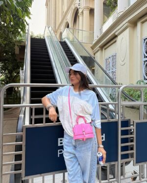 Simran D Sharma Instagram - Blending in with the arches, but letting the fit do the talking🧢💗 city strolls & soft tones.
.
.
.
#fashion #style #ootd #instagood #trending
