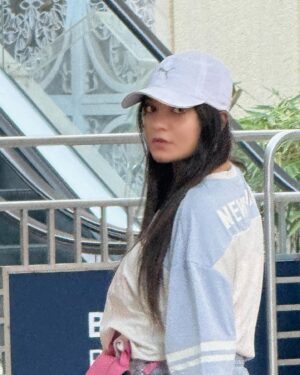 Simran D Sharma Instagram - Blending in with the arches, but letting the fit do the talking🧢💗 city strolls & soft tones.
.
.
.
#fashion #style #ootd #instagood #trending