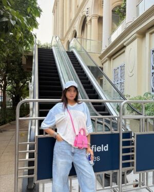 Simran D Sharma Instagram - Blending in with the arches, but letting the fit do the talking🧢💗 city strolls & soft tones.
.
.
.
#fashion #style #ootd #instagood #trending