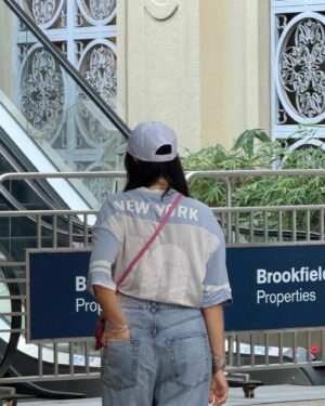 Simran D Sharma Instagram - Blending in with the arches, but letting the fit do the talking🧢💗 city strolls & soft tones.
.
.
.
#fashion #style #ootd #instagood #trending