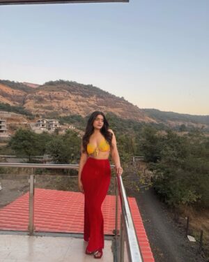 Simran D Sharma Instagram - A little mountains magic in every moment. 🌅🏞️🌄
.
.
#chasingviews #getawaygoals #peakparadise #natureretreat #outfit #fashion #explore