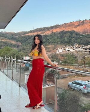 Simran D Sharma Instagram - A little mountains magic in every moment. 🌅🏞️🌄
.
.
#chasingviews #getawaygoals #peakparadise #natureretreat #outfit #fashion #explore