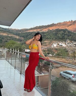 Simran D Sharma Instagram - A little mountains magic in every moment. 🌅🏞️🌄
.
.
#chasingviews #getawaygoals #peakparadise #natureretreat #outfit #fashion #explore