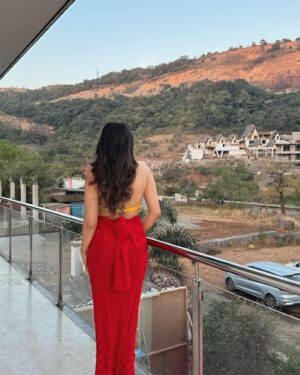 Simran D Sharma Instagram - A little mountains magic in every moment. 🌅🏞️🌄
.
.
#chasingviews #getawaygoals #peakparadise #natureretreat #outfit #fashion #explore