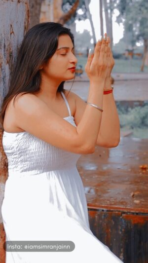Simran Jain Instagram - Baarish mei mangi hui dua 😊
#simranjain #inthemaking #reelitfeelit #reels