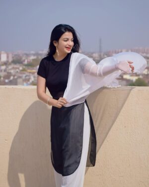 Simran Jain Instagram - क्या लूटेगा जमाना खुशियो को हमारी..
हम तो खुद अपनी खुशिया दुसरो पर लुटाकर जीते है ! 🦋
.
.
.
.
.
@ascreation_98
.
.
.
#simranjain #explore #blacksuit #Agra #shoot #explorepage