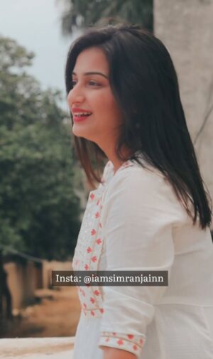 Simran Jain Instagram - Hesiyat dekhkar ?
#simranjain #inthemakingstory #reelitfeelit #shayarilover