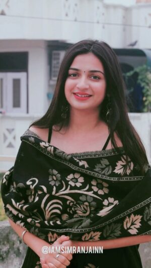 Simran Jain Instagram - Sahara mat dhundna kabhi !
.
.
.
.
.
.
.
#simranjain #motivation #reels