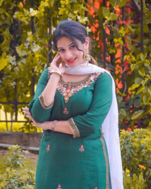 Simran Jain Instagram - इश्क़ को भी इश्क़ हो तो फिर मैं देखूं इश्क़ को…!
कैसे तड़पे, कैसे रोये, इश्क़ अपने इश्क़ में…!
.
.
Earings : @the_karo_studio
.
📷 @ascreation_98
.
.
#explorepageready #shoot