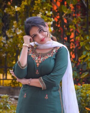 Simran Jain Instagram - इश्क़ को भी इश्क़ हो तो फिर मैं देखूं इश्क़ को…!
कैसे तड़पे, कैसे रोये, इश्क़ अपने इश्क़ में…!
.
.
Earings : @the_karo_studio
.
📷 @ascreation_98
.
.
#explorepageready #shoot