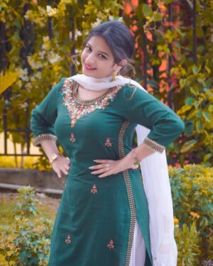 Simran Jain Instagram - इश्क़ को भी इश्क़ हो तो फिर मैं देखूं इश्क़ को…!
कैसे तड़पे, कैसे रोये, इश्क़ अपने इश्क़ में…!
.
.
Earings : @the_karo_studio
.
📷 @ascreation_98
.
.
#explorepageready #shoot