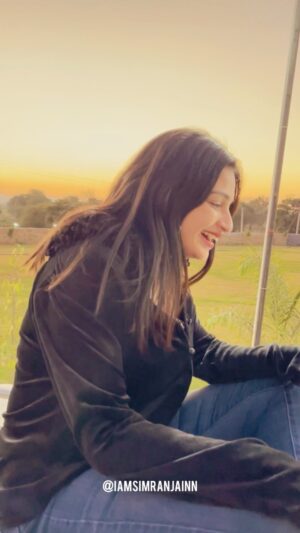 Simran Jain Instagram - Tum akeley nahi ho ❤️🩹
.
.
.
.
.
.
.
#simranjain #reels #motivation
