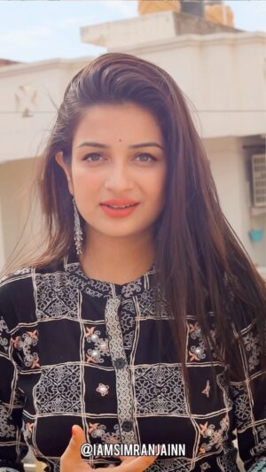 Simran Jain Instagram - 🙂🙂
.
.
.
.
.
.
.
.
.
#simranjain #reels #reelitfeelit