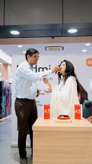 Simran Jain Instagram - From cutting the cake at the Mi Redmi A3 store launch to unboxing the latest tech, it was an unforgettable celebration! 🍰📱
.
.
.
#simranjain #reels #miredmia3
#Unboxing #StoreLaunch #lucknow