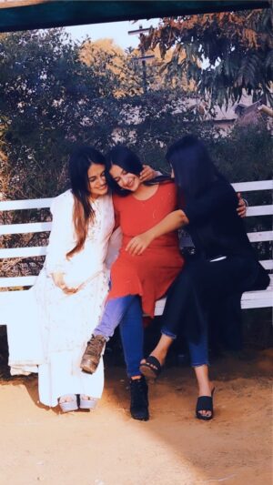 Simran Jain Instagram - Bas ek awaaz de dena 😇
.
.
.
.
@imonika_dadhich
@i_sonaldadhich
.
.
#simranjain #friends #love