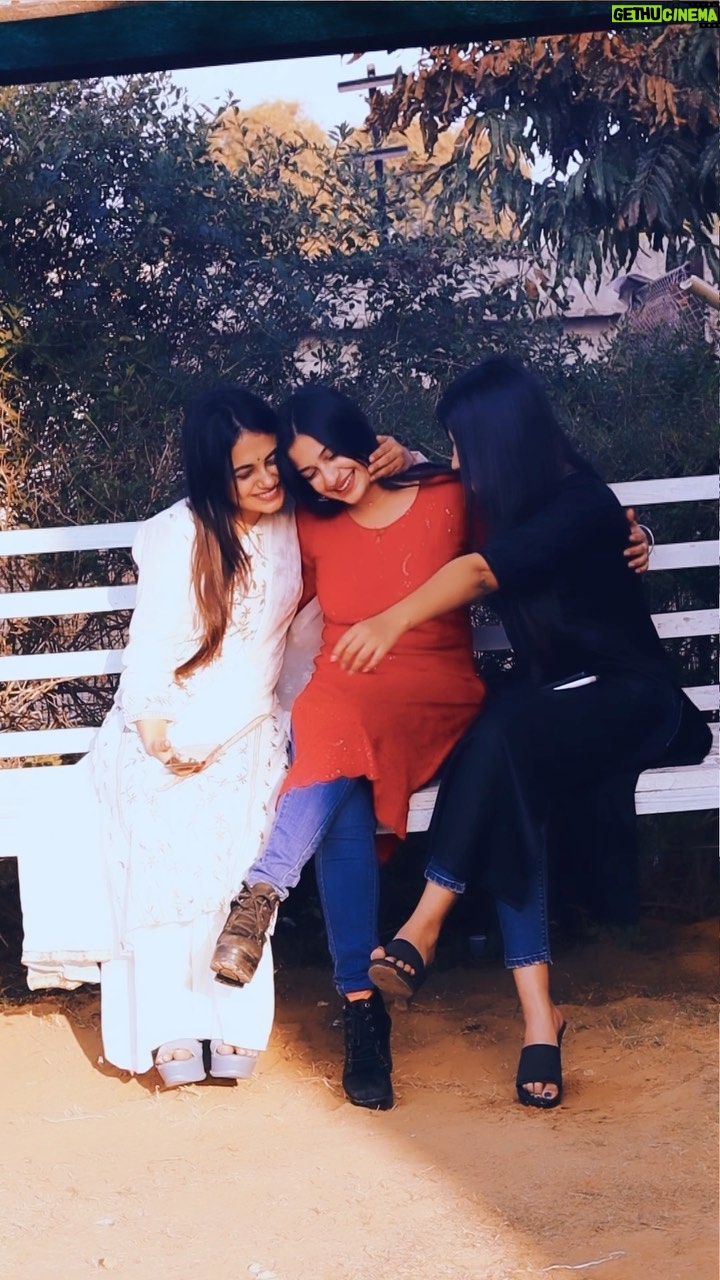 Simran Jain - 23.3K Likes - Bas ek awaaz de dena 😇 
.
.
.
.
@imonika_dadhich 
@i_sonaldadhich 
.
.
#simranjain #friends #love