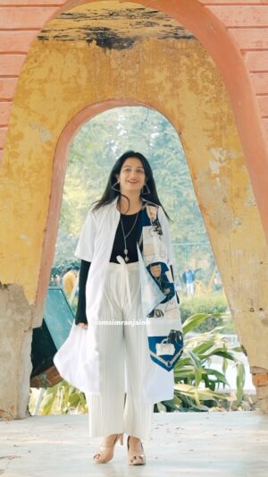Simran Jain Instagram - Darwaza chota h na ..
.
.
.
Captured by @ascreation_98
.
.
#simranjain #inthemaking #shayari