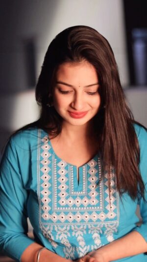 Simran Jain Instagram - Rishtey todna Bohot aasan hai magar Insaan ko samjhna or nibhaana bohot mushkil 😃
.
.
.
.
.
.
.
#simranjain #reels #inspirationalvideos #bornoninstagram @creators