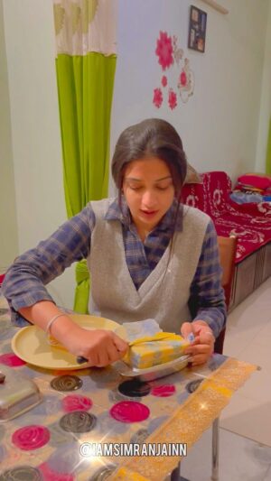 Simran Jain Instagram - Buttering karney walo se duur rehna ✋
.
.
.
.
.
.
.
#simranjain #reels #bornoninstagram #shayari @creators