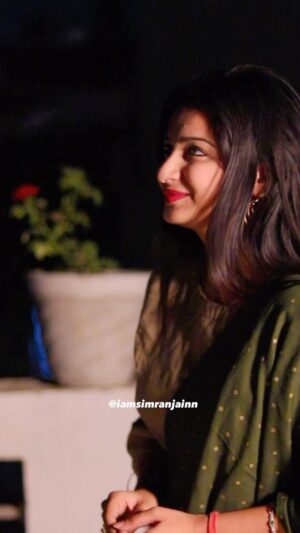 Simran Jain Instagram - Mitti se bhi Yaari Rakho ♥️
.
.
.
.
.
.
#simranjain #reels #inthemaking #shayari