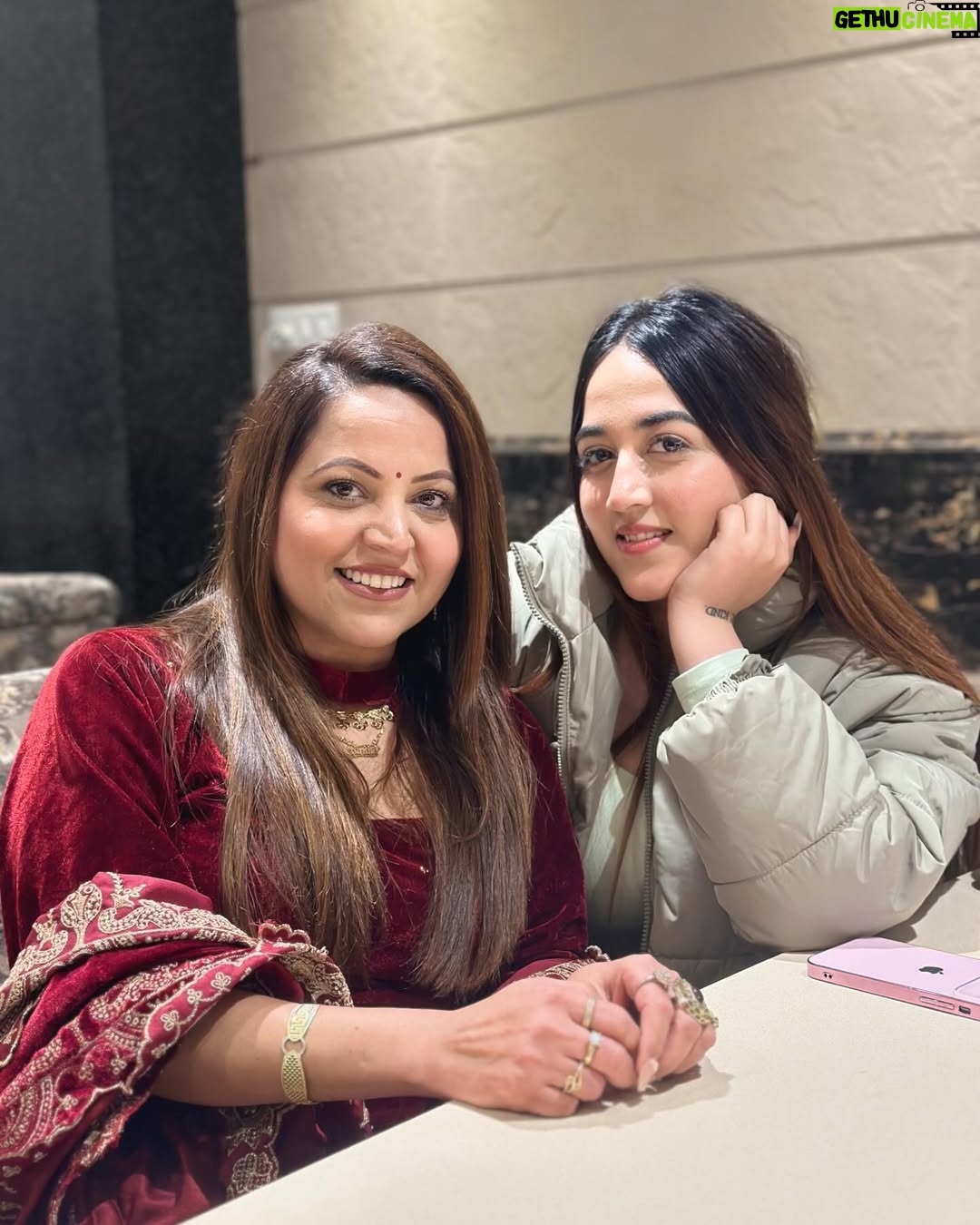 Simran Narula - 31K Likes - HAPPY 2024 🍾 🥳