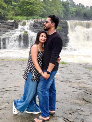 Sippy Mondal Instagram - “दुनिया हमारे बारे में क्या सोचती है..
ये Notification मैंने Off कर रखा है! 🚫🔕”
#couples #saiyaara #nature #love #waterfall