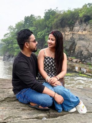Sippy Mondal Instagram - “दुनिया हमारे बारे में क्या सोचती है..
ये Notification मैंने Off कर रखा है! 🚫🔕”
#couples #saiyaara #nature #love #waterfall