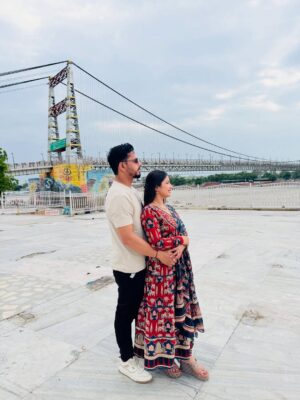 Sippy Mondal Instagram - मैं अलकनंदा सा शांत हूं, तू भागीरथी सी चंचल प्रिय
जब संगम होगा हमारा, तू बने गंगा, मैं तेरा घाट प्रिय.!🥀
.
.
.
.
#couple #gangaghat #rishikesh #ramjhula #love #culture #indianvalues #travel