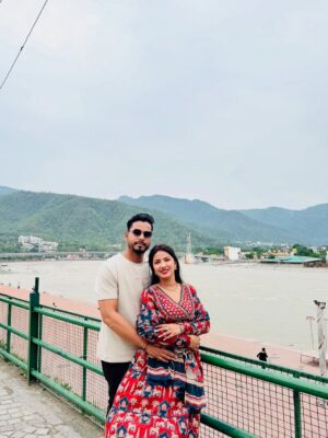 Sippy Mondal Instagram - मैं अलकनंदा सा शांत हूं, तू भागीरथी सी चंचल प्रिय
जब संगम होगा हमारा, तू बने गंगा, मैं तेरा घाट प्रिय.!🥀
.
.
.
.
#couple #gangaghat #rishikesh #ramjhula #love #culture #indianvalues #travel