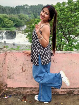 Sippy Mondal Instagram - “दुनिया हमारे बारे में क्या सोचती है..
ये Notification मैंने Off कर रखा है! 🚫🔕”
#couples #saiyaara #nature #love #waterfall